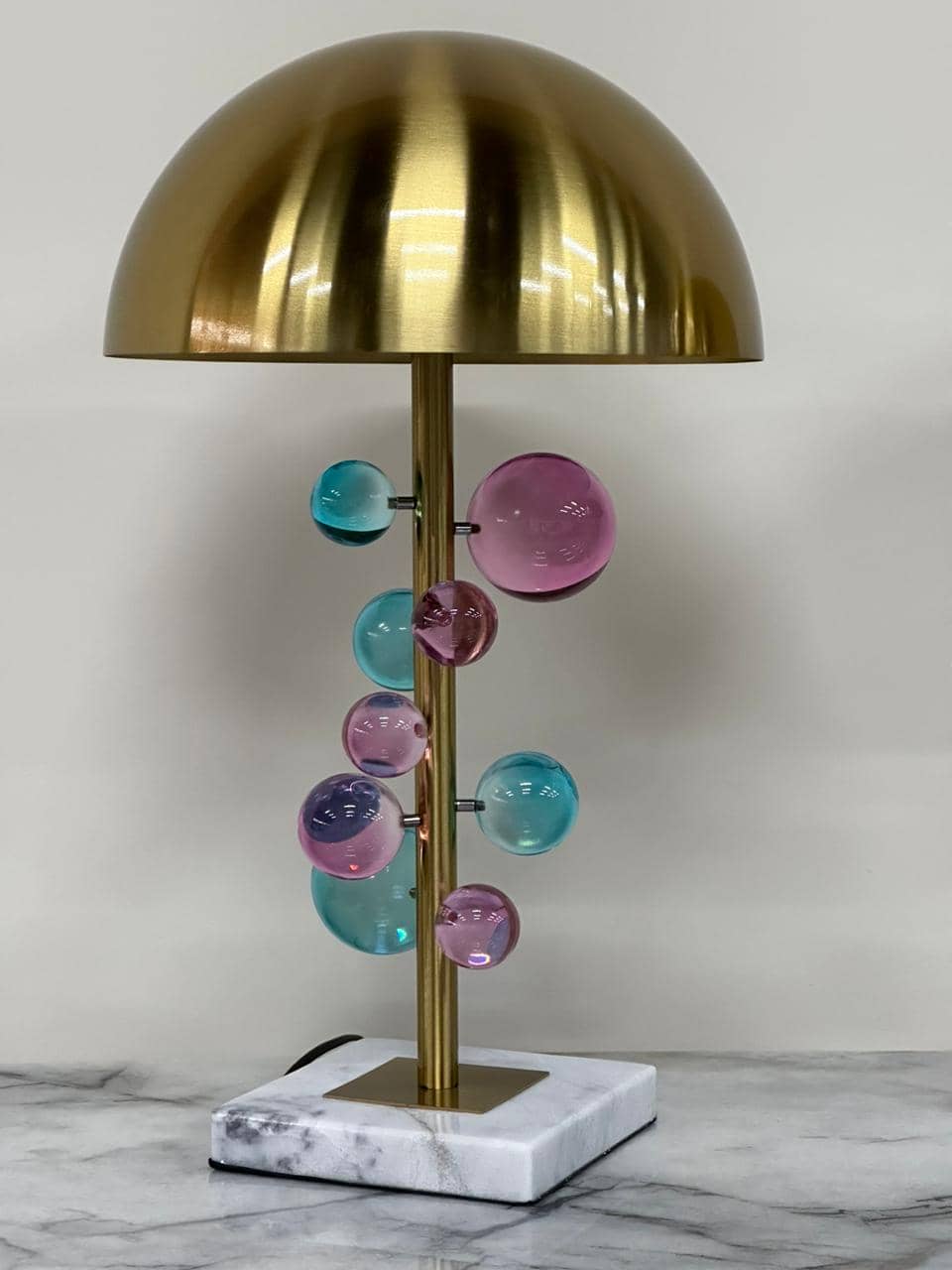 Лампа настольная MOLECULE с разноцветными шарами, 30х51 см, золото - изображение 1